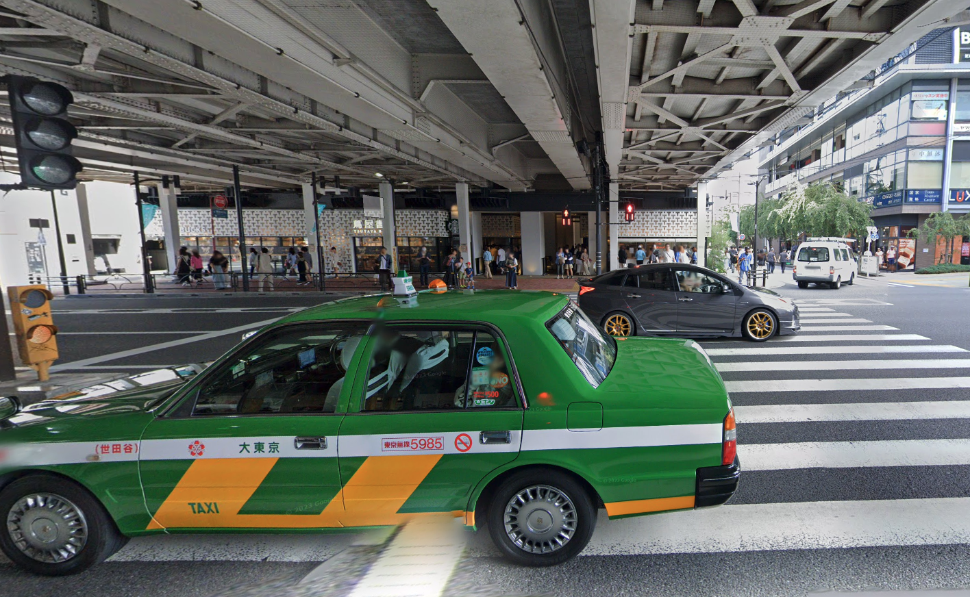 中目黒駅からのアクセス ステップ1: 中目黒駅の正面改札を出て、横断歩道を渡り、蔦屋書店方面へ進みます。