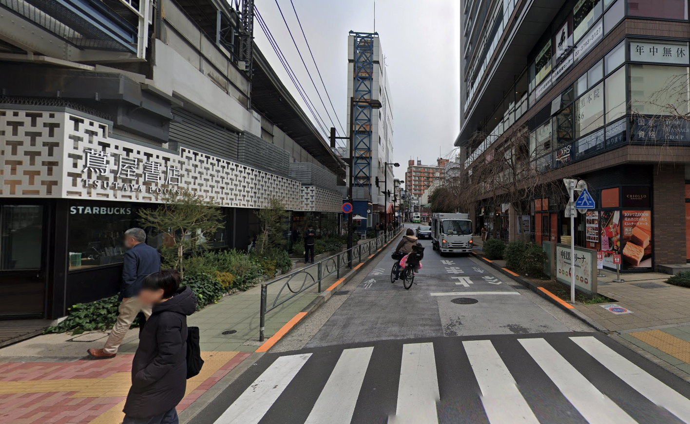 中目黒駅からのアクセス ステップ2: 蔦屋書店の右手を直進します。