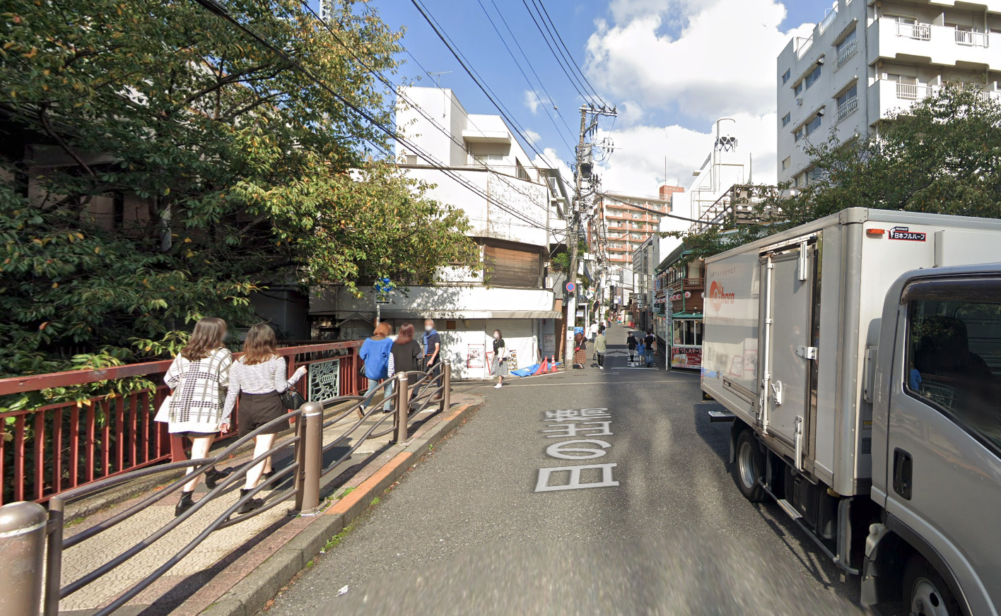 中目黒駅からのアクセス ステップ3: 目黒川を渡り、直進し続けます。